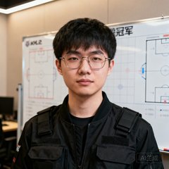 前KPL冠军教练张明辉的正面半身照，他戴着眼镜身穿黑色战术夹克，背景是训练室的战术白板